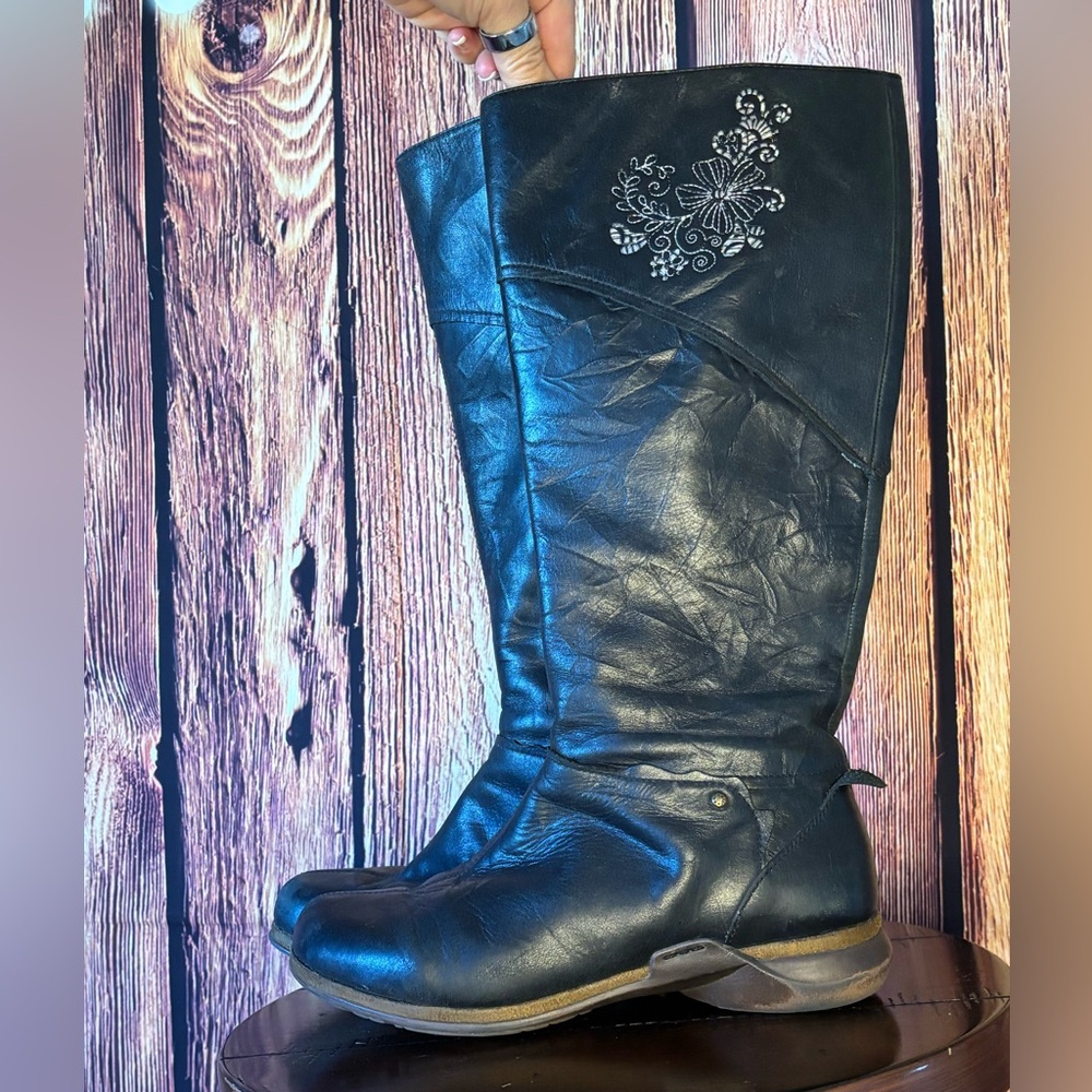 Romika’s Nelly 05 Black Creased Leather Boots, Leather lined with Embroidery